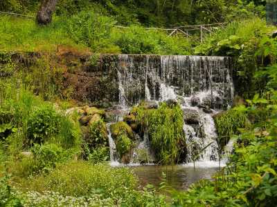 ...il cui percorso, intervallato da piccole cascate, � captato dall'Acquedotto tramite un sistema di chiuse regolate manualmente
